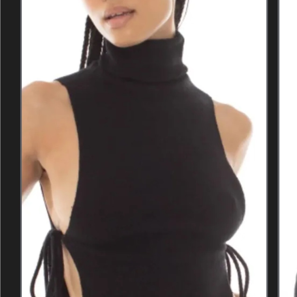 Are you am I Sleeveless Turtleneck Top